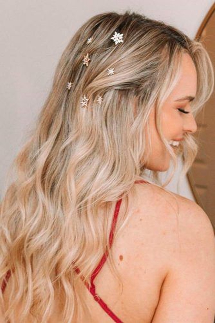 Coiffure pince à cheveux avec barrettes