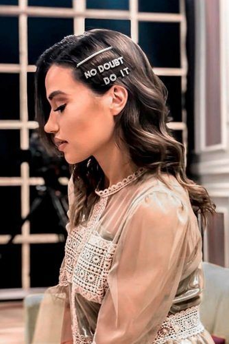 Coiffure pince à cheveux avec barrettes