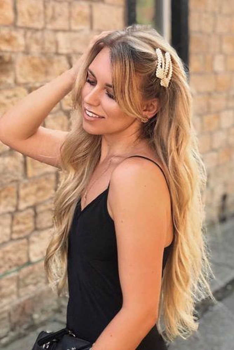 Coiffure pince à cheveux avec barrettes