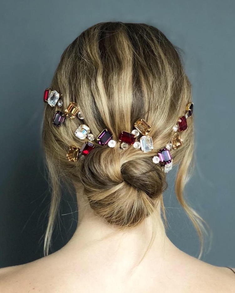 Coiffure pince à cheveux avec barrettes