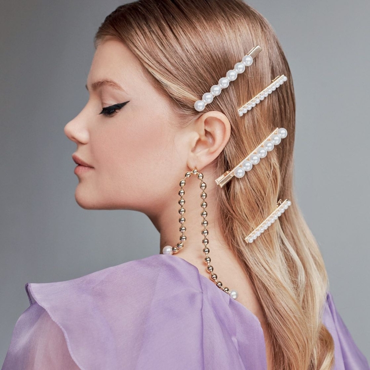 Coiffure pince à cheveux avec barrettes