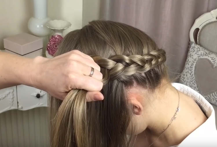 Tresse inversée comment tisser des instructions étape par étape