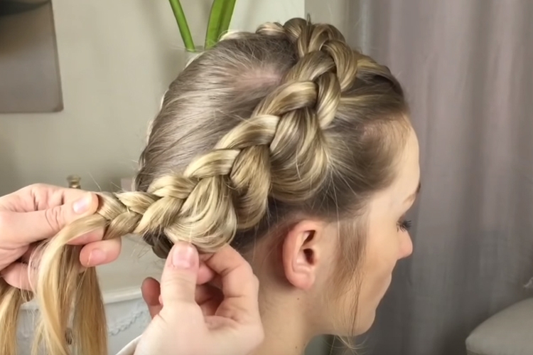 Tresse inversée comment tisser des instructions étape par étape