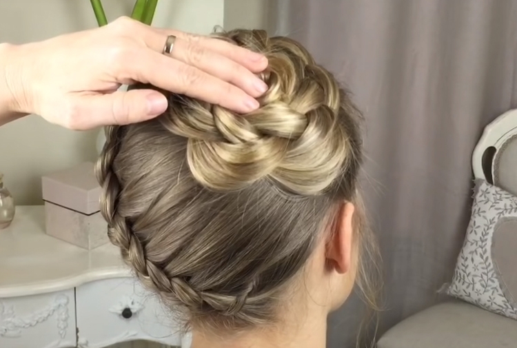 Tresse inversée comment tisser des instructions étape par étape