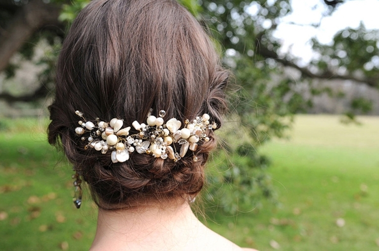 Coiffure pince à cheveux avec barrettes