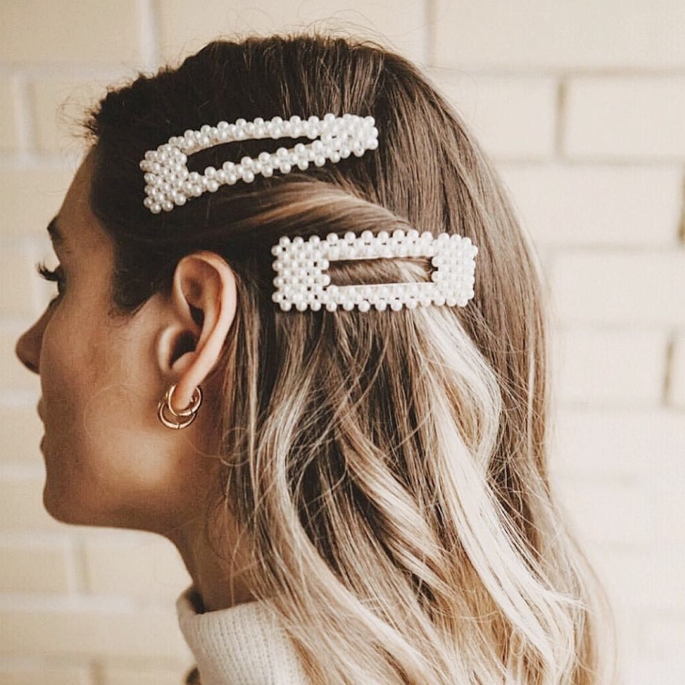 Coiffure pince à cheveux avec barrettes