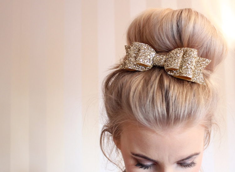 Coiffure pince à cheveux avec barrettes