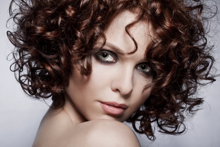Types modernes de cheveux permanents
