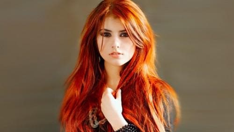 Couleur de cheveux noix d'or