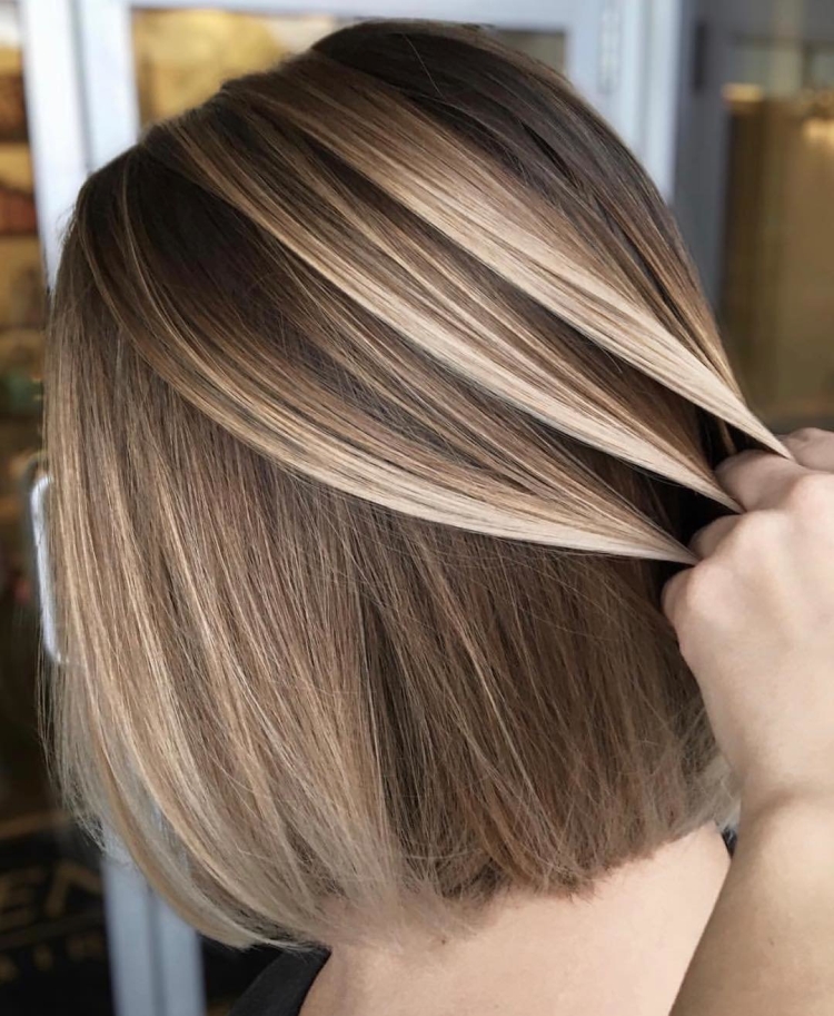 Mise en valeur des cheveux en deux couleurs