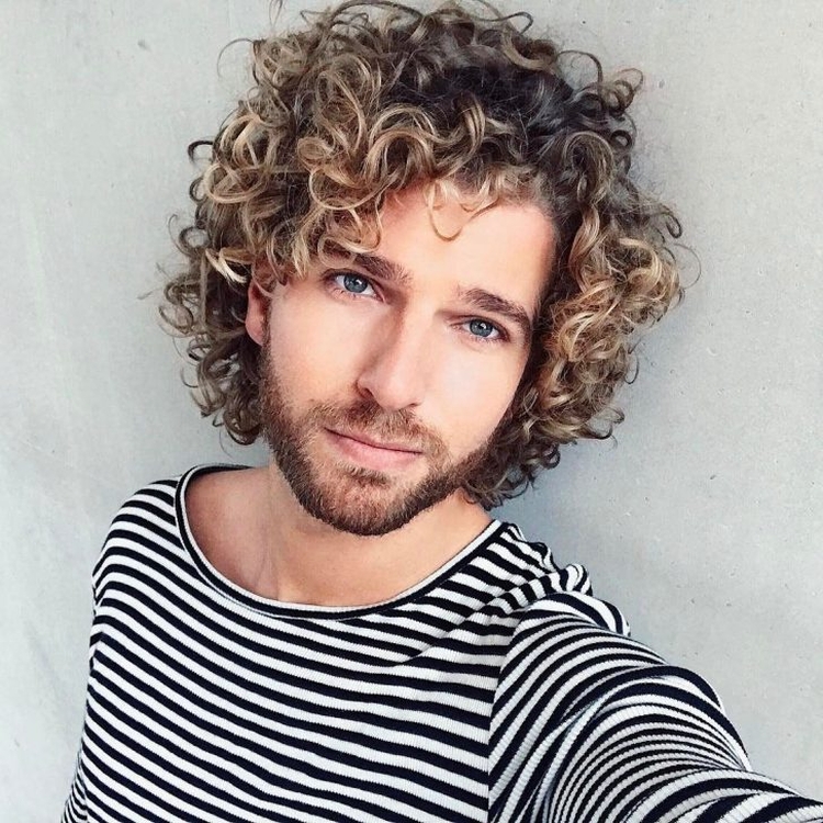 Coupes de cheveux pour hommes pour cheveux bouclés