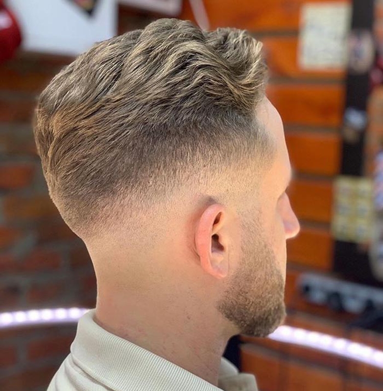 Coiffure faucon pour homme