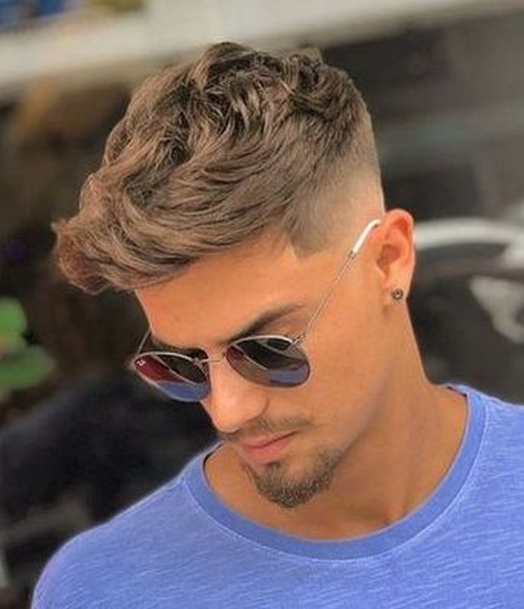 Coiffure faucon pour homme