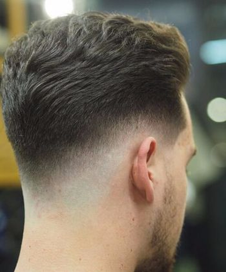 Coiffure faucon pour homme