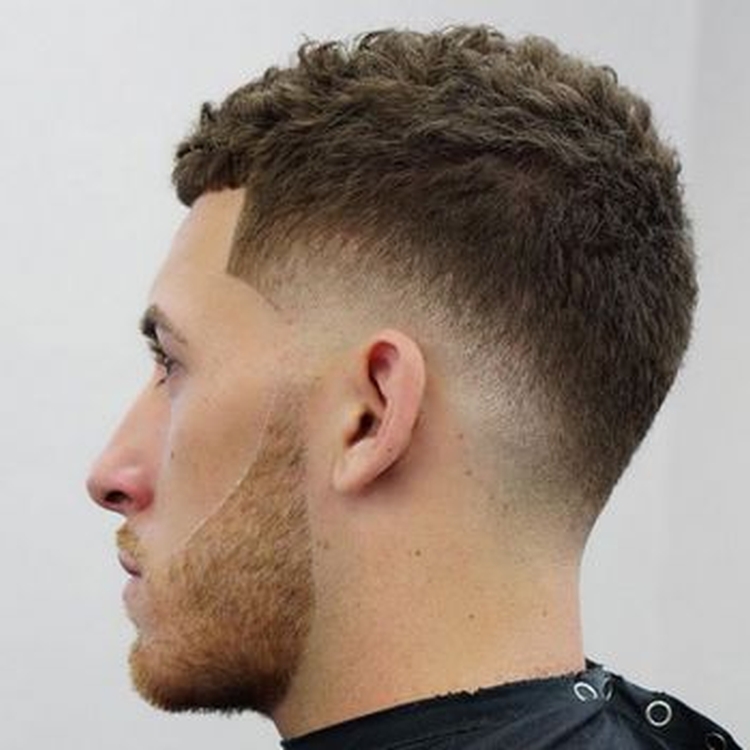 Coiffure faucon pour homme