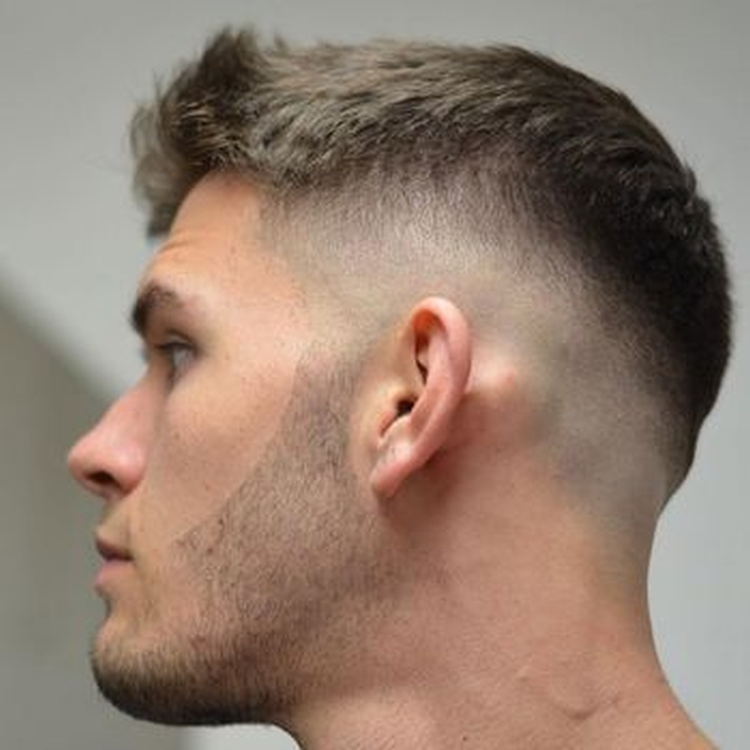 Coiffure faucon pour homme