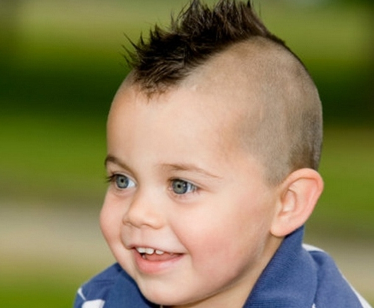Coupes de cheveux pour les garçons de 2 ans