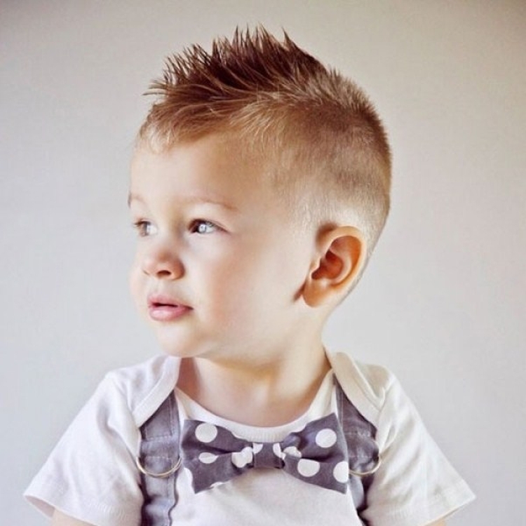 Coupes de cheveux pour les garçons de 2 ans