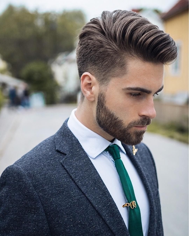 Coiffure faucon pour homme