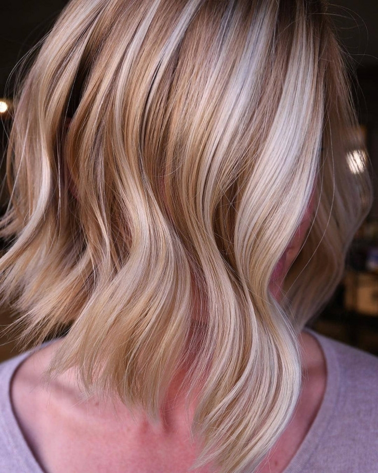 Mise en valeur des cheveux en deux couleurs