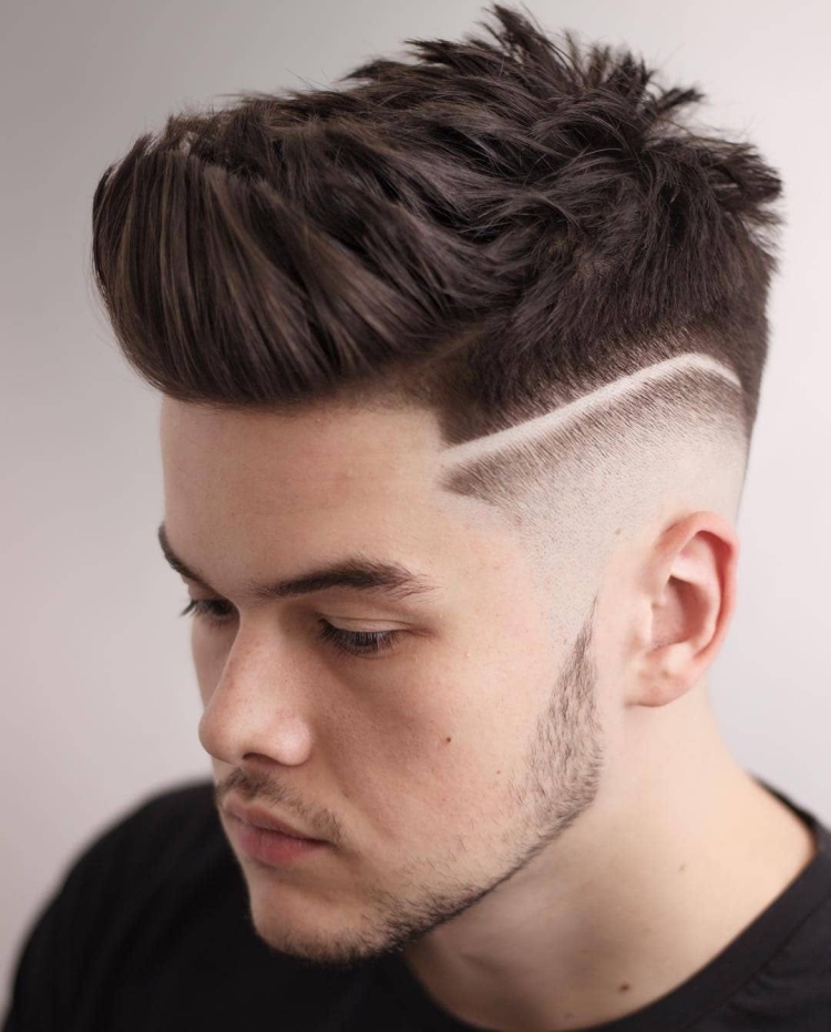 Coiffure faucon pour homme