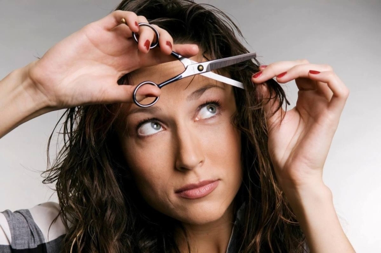 Comment se débarrasser des cheveux après une coupe de cheveux / Où mettre ses cheveux après une coupe de cheveux