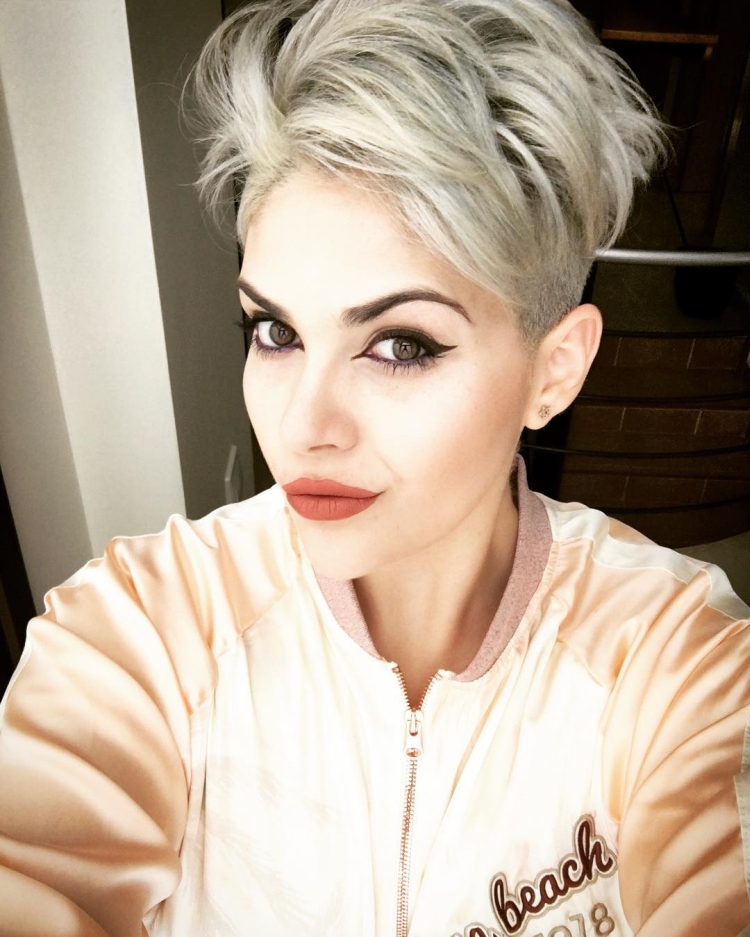 Coupe de cheveux pour cheveux courts sans frange