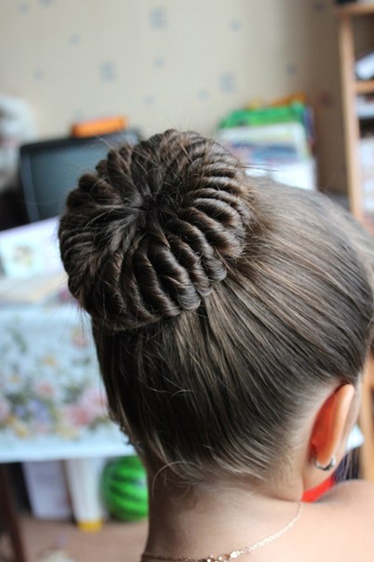 Comment faire une mèche de cheveux avec un élastique
