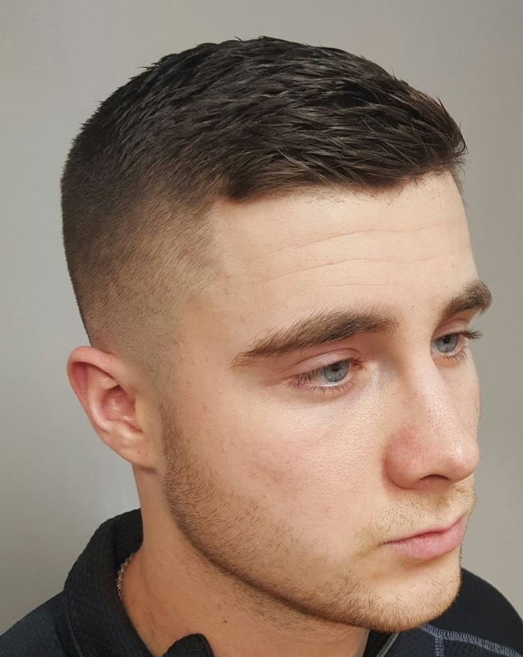 Coiffures pour hommes aux cheveux courts