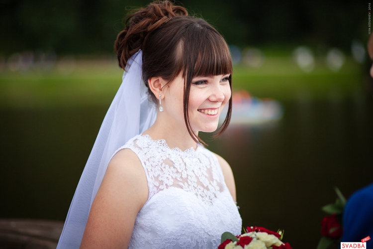 Coiffures de mariage pour cheveux mi-longs avec un voile avec une frange