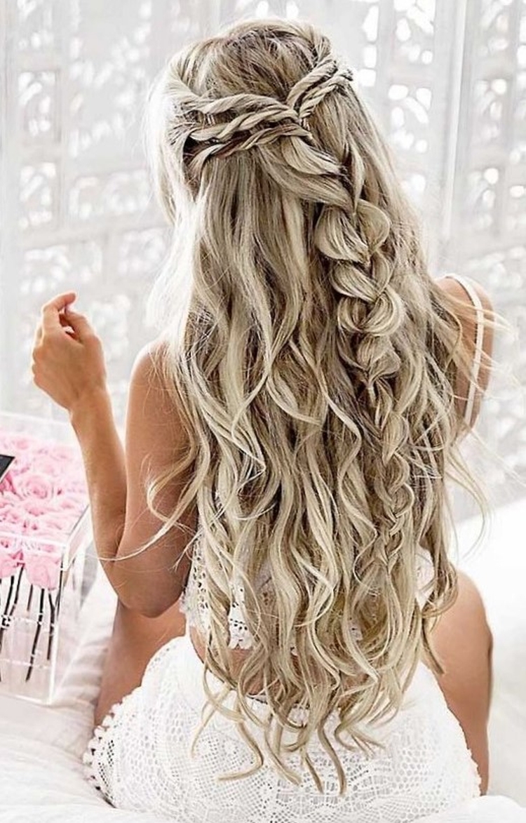 Coiffures légères aux cheveux dénoués