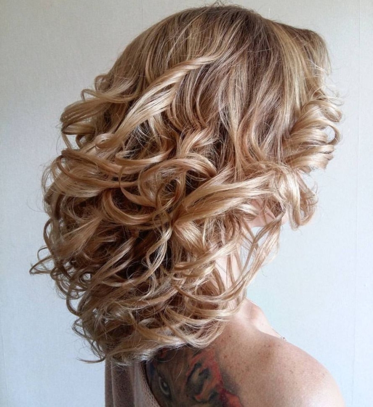 Coiffure avec boucles pour cheveux mi-longs