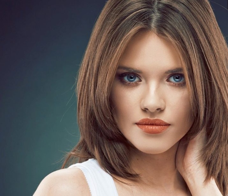 Coupe de cheveux pour cheveux mi-longs sans frange