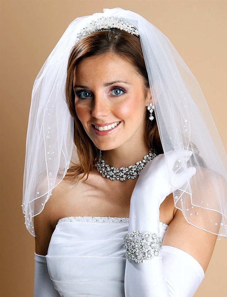 Coiffures de mariage pour cheveux mi-longs avec un voile avec une frange