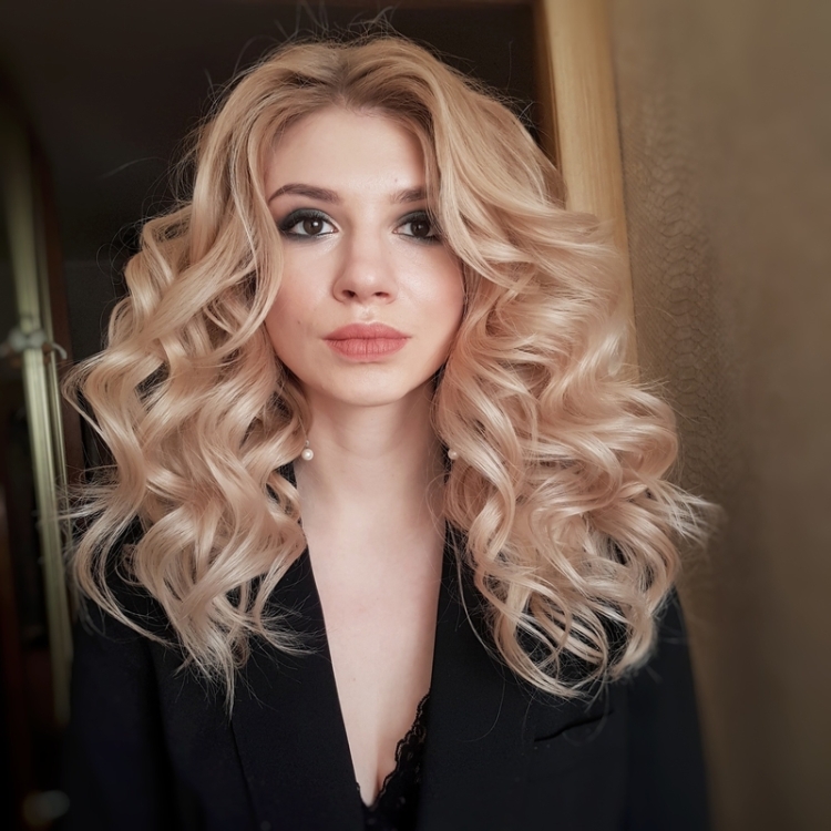 Coiffure avec boucles pour cheveux mi-longs