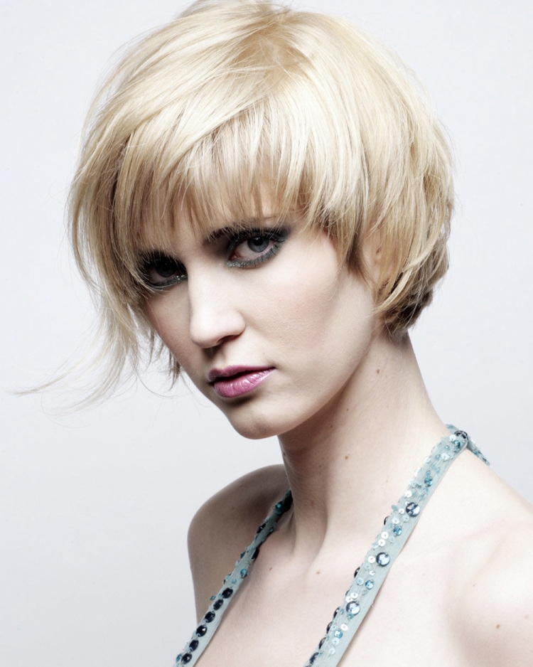 Coupe de cheveux pour cheveux courts avec une frange