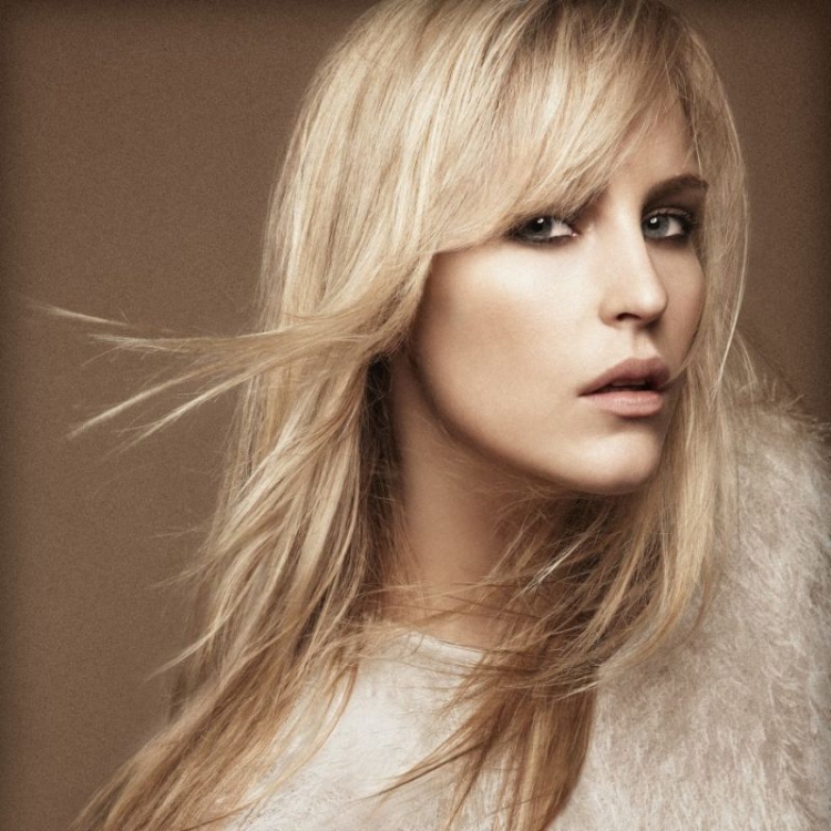 Coupe de cheveux pour cheveux longs avec une frange