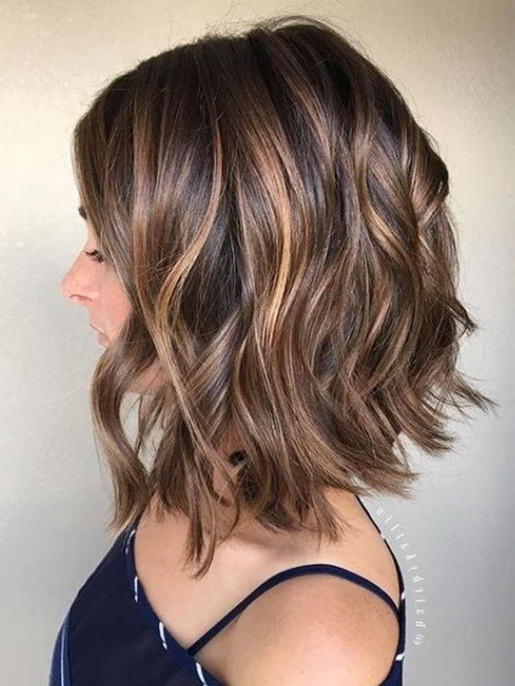 Coupe de cheveux pour cheveux mi-longs sans frange