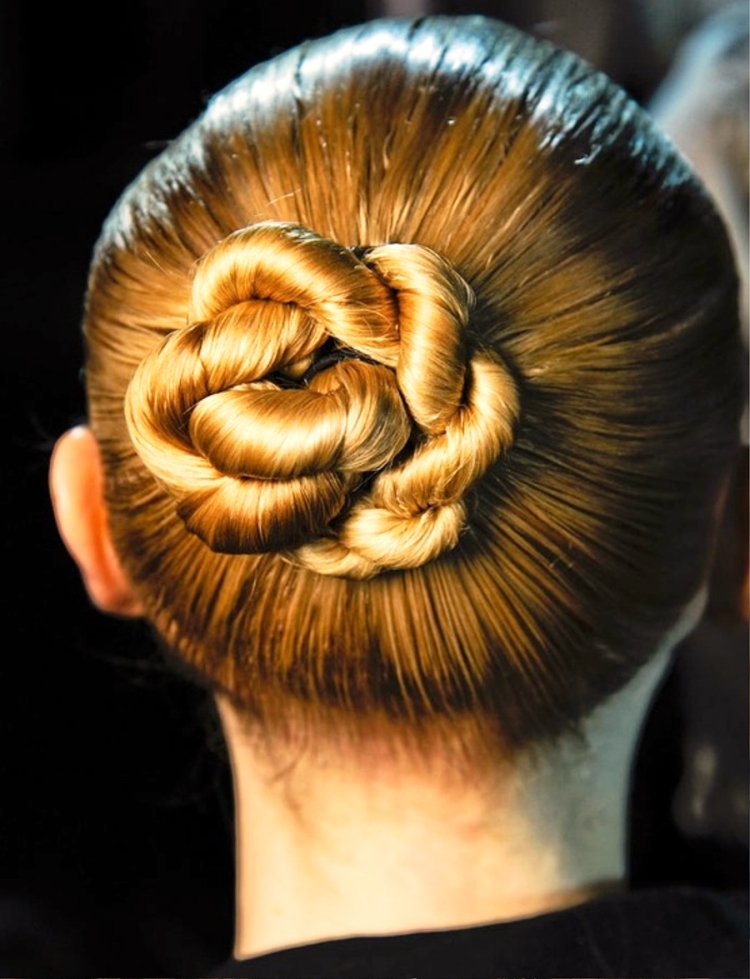 Comment faire une mèche de cheveux avec un élastique