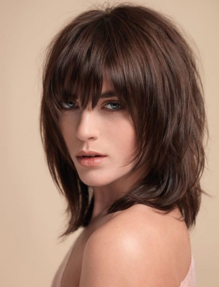 Coupe de cheveux pour cheveux mi-longs avec frange