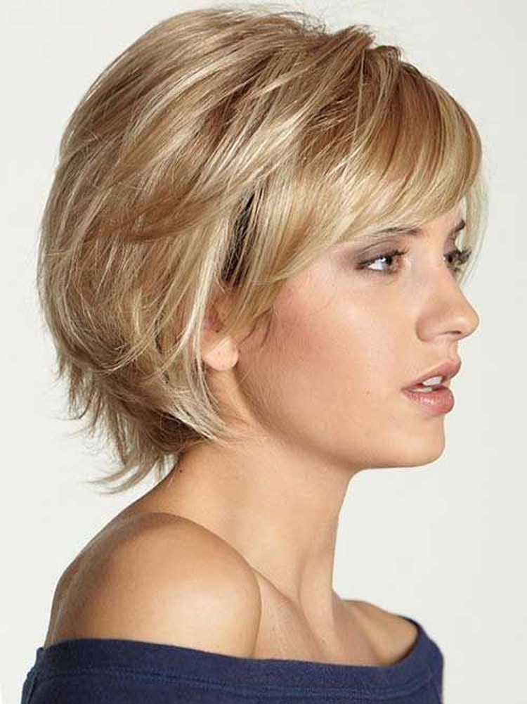 Coupe de cheveux pour cheveux courts avec une frange