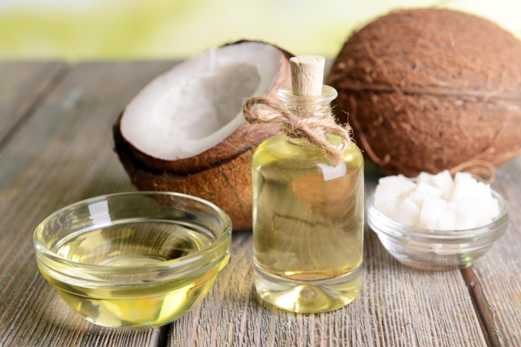 Application d'huile d'olive pour les cheveux