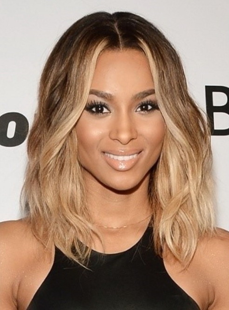 Coupe de cheveux pour cheveux mi-longs sans frange