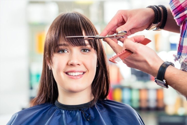Qu'est-ce que le polissage des cheveux et comment se fait-il