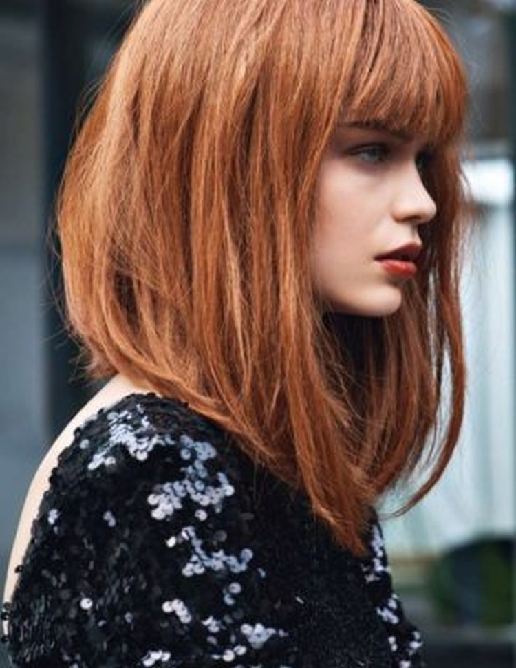 Coupe de cheveux pour cheveux mi-longs avec frange