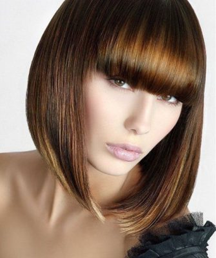 Coupe de cheveux pour cheveux mi-longs avec frange