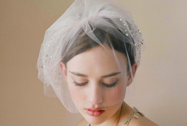 Coiffures de mariage pour cheveux mi-longs avec un voile avec une frange
