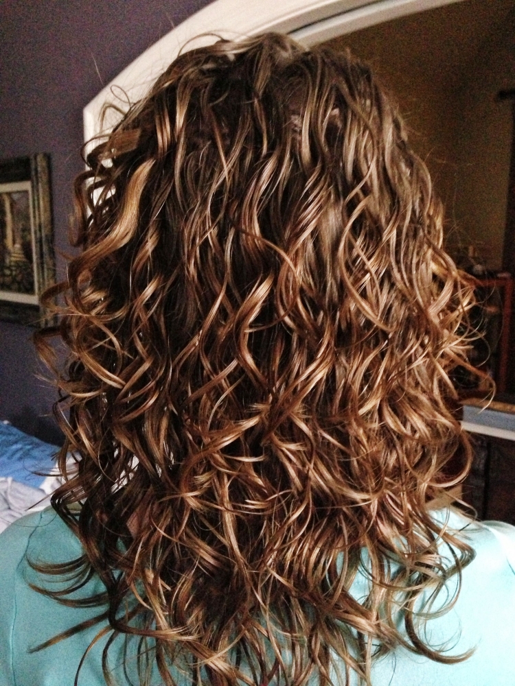 Coiffure avec boucles pour cheveux mi-longs