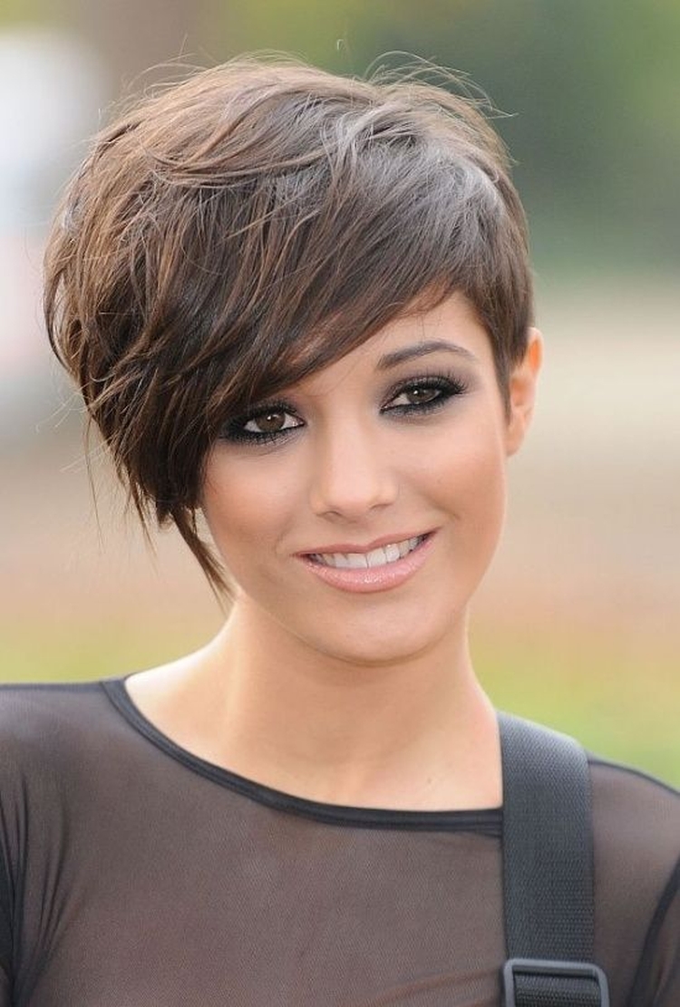Coupe de cheveux pour cheveux courts avec une frange
