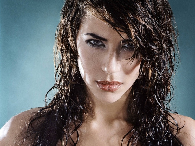 Coiffure avec boucles pour cheveux mi-longs